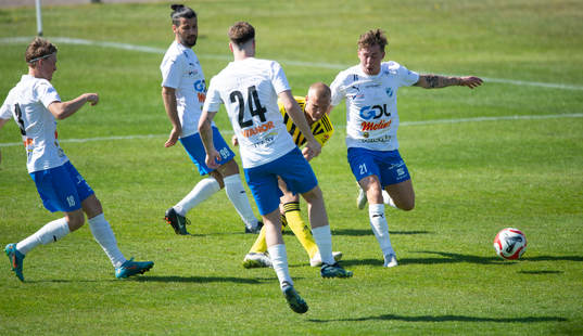 IFK Hässleholms olle Kjellman Olblad omringad av fyra
