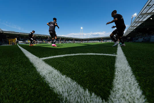 Häckens spelare värmer upp innan fotbollsmatchen i
