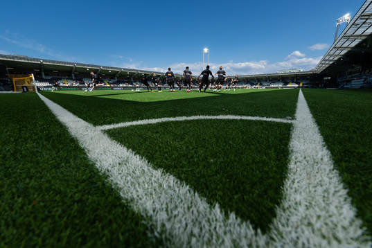 Häckens spelare värmer upp innan fotbollsmatchen i