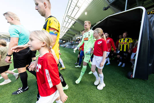 Häckens målvakt Peter Abrahamsson med sin dotter