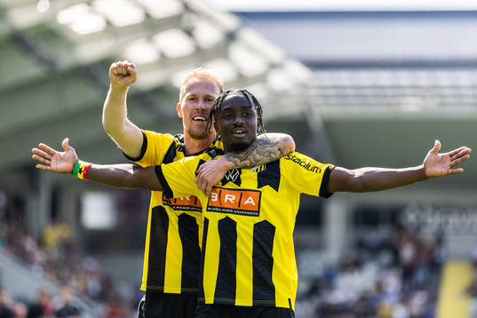 Häckens Ibrahim Sadiq jublar med Mikkel Rygaard Jensen