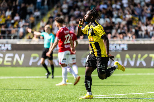 Häckens Ibrahim Sadiq jublar