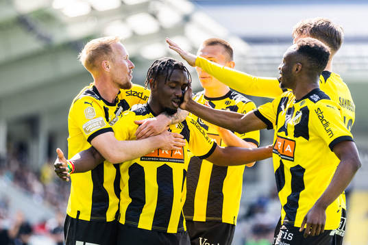 Häckens Ibrahim Sadiq jublar med lagkamrater