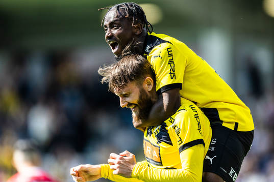Häckens Simon Sandberg jublar med Ibrahim Sadiq