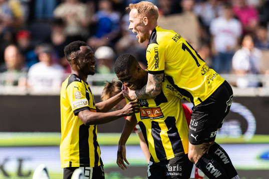 Häckens Akoua Romeo Amane jublar med Benie Adama Traore