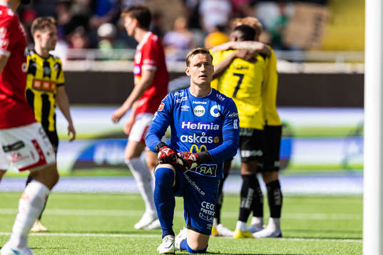 Degerfors målvakt Sondre Lovseth Rossbach deppar