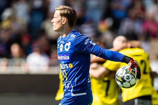 Degerfors målvakt Sondre Lovseth Rossbach deppar