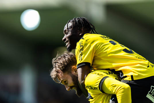 Häckens Simon Sandberg jublar med Ibrahim Sadiq
