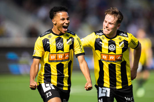 Häckens Momodou Lamin Sonko jublar med Lars Olden Larsen