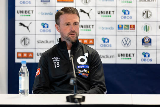 Degerfors tränare Tobias Solberg på presskonferensen