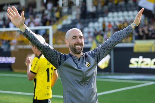 Häckens assisterande tränare Martin Foyston jublar