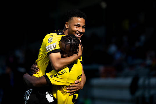 Häckens Momodou Lamin Sonko jublar med Ibrahim Sadiq