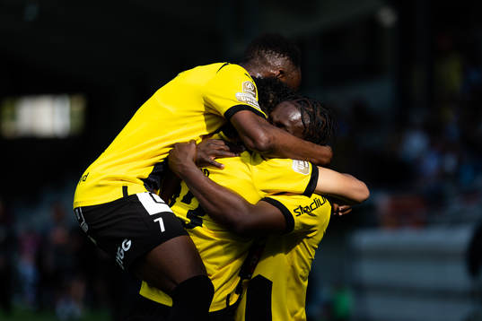 Häckens Momodou Lamin Sonko jublar med Benie Adama Traore