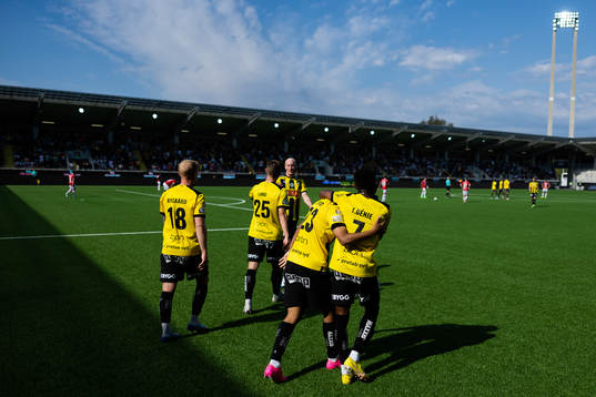 Häckens Momodou Lamin Sonko jublar med lagkamrater