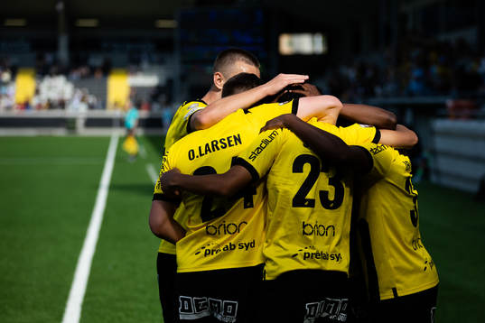 Häckens Momodou Lamin Sonko jublar med lagkamrater