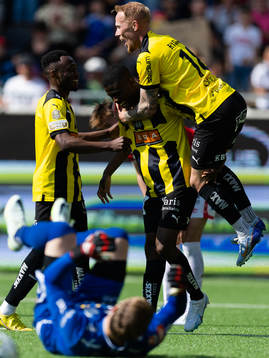 Häckens Akoua Romeo Amane jublar ihop med Benie Adama