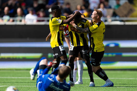 Häckens Akoua Romeo Amane jublar ihop med Benie Adama