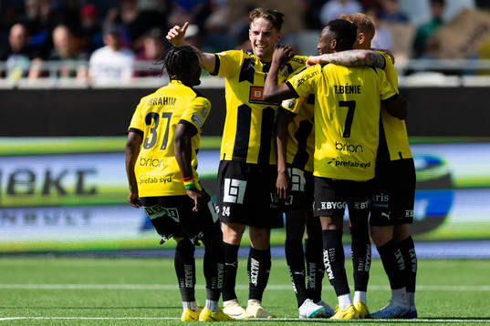 Häckens Akoua Romeo Amane jublar ihop med lagkamrater