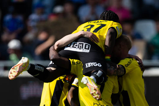 Häckens Romeo Amane jublar ihop med lagkamrater