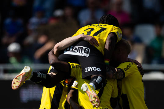 Häckens Romeo Amane jublar ihop med lagkamrater