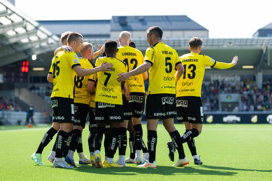 Häckens Ibrahim Sadiq jublar med lagkamrater