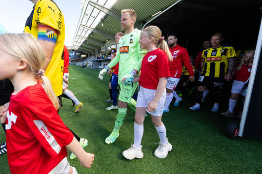 Häckens målvakt Peter Abrahamsson med sin dotter som