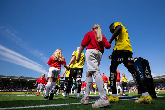 Häckens Benie Adama Traore på väg ut för line up innan