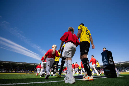 Häckens Even Hovland på väg ut för line up innan