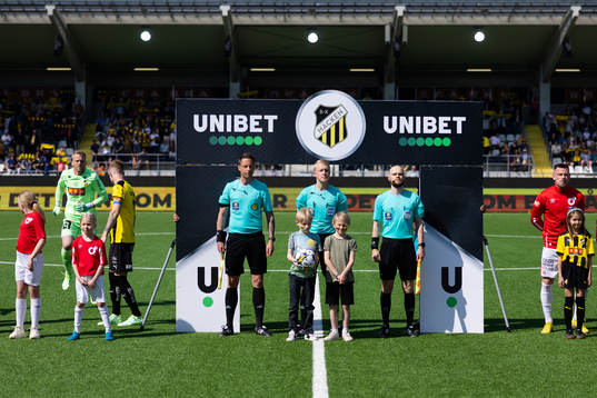 Line up innan fotbollsmatchen i Allsvenskan mellan Häcken