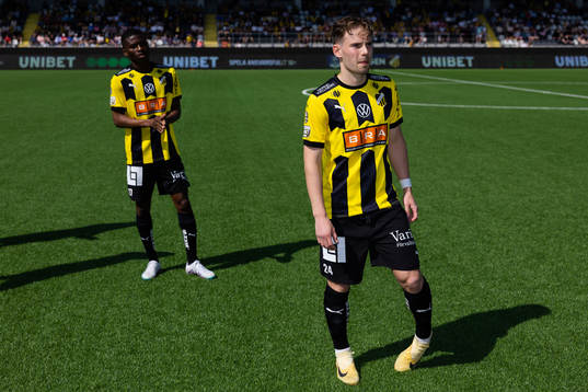 Häckens Akoua Romeo Amane och Lars Olden Larsen innan