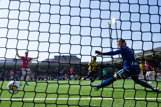 Häckens Benie Adama Traore skjuter 1-0 i mål bakom