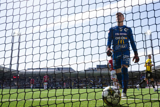 Degerfors målvakt Sondre Lovseth Rossbach deppar