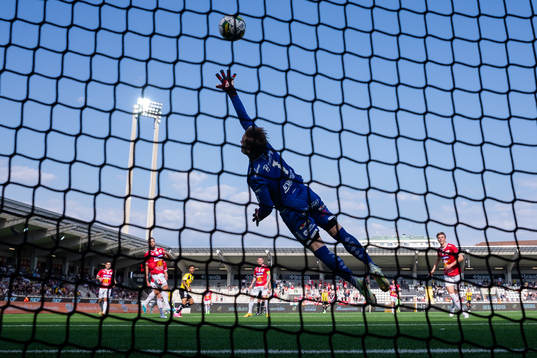 Häckens Momodou Lamin Sonko skjuter 6-1 i mål bakom