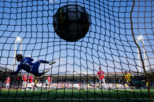 Häckens Momodou Lamin Sonko skjuter 6-1 i mål bakom