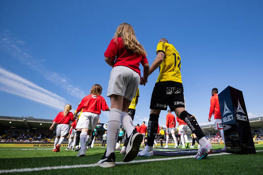 Häckens Valgeir Fridriksson på väg ut för line up innan