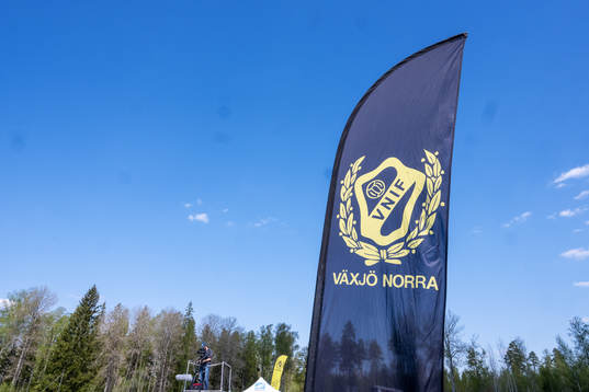 En flagga med Växjö Norras klubbmärke