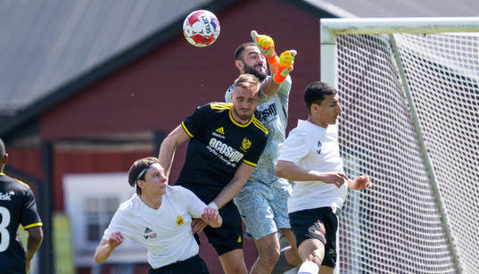 Växjö Norras Isak Samuelsson och målvakt Blend Bytyci