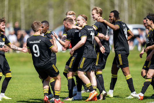 Växjö Norras Oskar Berggren jublar med lagkamrater