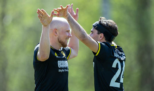 Växjö Norras Olof Strandberg jublar med Haris Hamzic