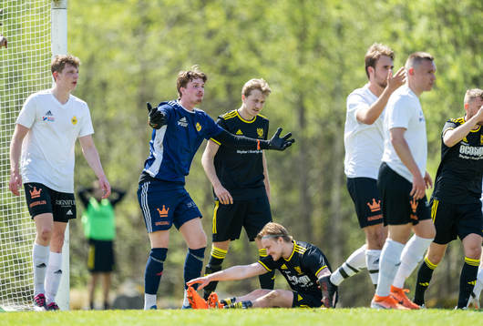 Växjö BKs målvakt Rickard Fransson reagerar på ett