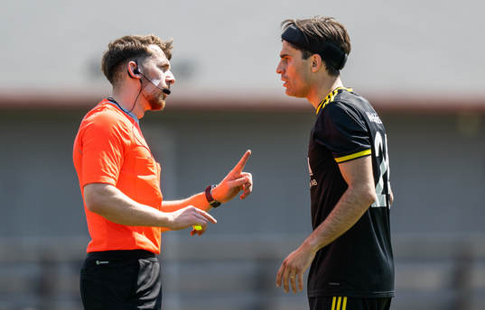 domare Zilhad Zigovic och Växjö Norras Haris Hamzic