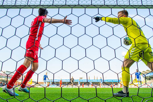 David Tufekcic of Brann and goalkeeper Leander Øy of