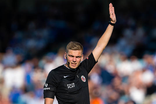 Referee Marius Lien