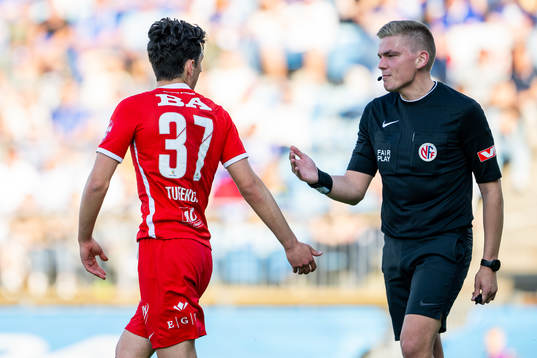 David Tufekcic of Brann and referee Marius Lien