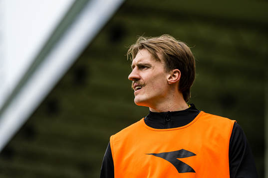 Runar Espejord of Bodø/Glimt warms up