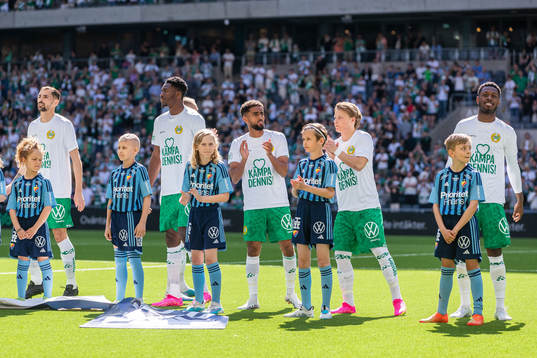 Hammarbys spelare med t-shirts för att stötta Dennis