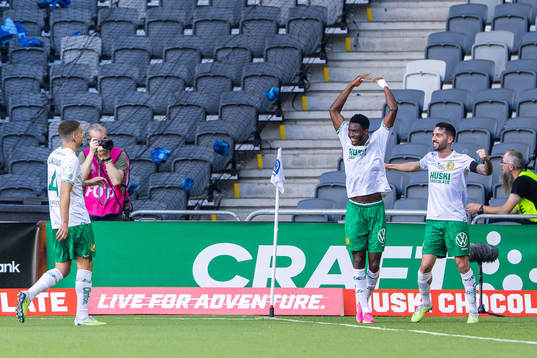 Hammarbys Nathaniel Adjei jublar med lagkamrater