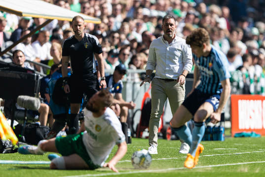 Hammarbys tränare Marti Cifuentes ser hur Hammarbys Mads