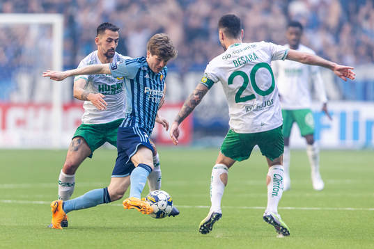 Hammarbys Loret Sadiku och Nahir Besara i kamp om bollen