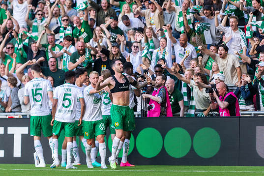 Hammarbys Nahir Besara jublar med lagkamrater